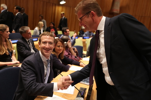 Minister Žiga si potriasol rukou so samotným Zuckerbergom.