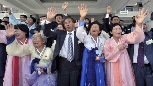 V roku 2009 sa niektoré rodiny mohli opäť po viac ako polstoročí stretnúť. Na fotke Severokórejčania mávajú príbuzným vracajúcim sa do Južnej Kórei.