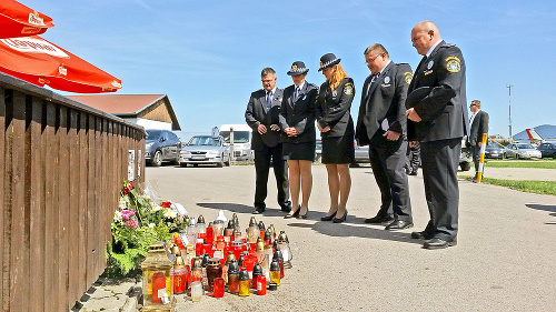 Svojmu kolegovi Mariánovi prišli vzdať úctu aj mestskí policajti. 
