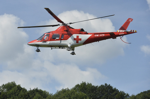 Vrtuľník neďaleko pádu športového lietadla nad obcou Červený Kameň. 