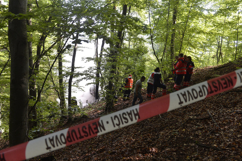 Zdravotníci neďaleko pádu športového lietadla nad obcou Červený Kameň.