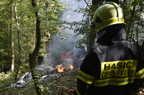 Vrak horiaceho športového lietadla nad obcou Červený Kameň.