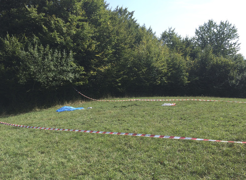 Mŕtvy parašutista po zrážke lietadiel neďaleko obce Červený kameň. 