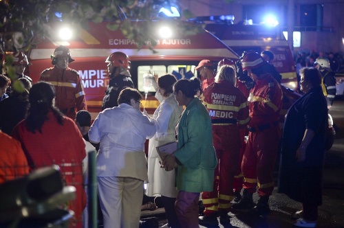 Záchranári pomáhajú zraneným, ktorí sa nachádzali v klube.