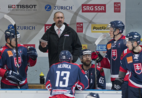 Na snímke uprostred tréner Slovenska Zdeno Cíger v hokejovom zápase turnaja Arosa Challenge 2015.