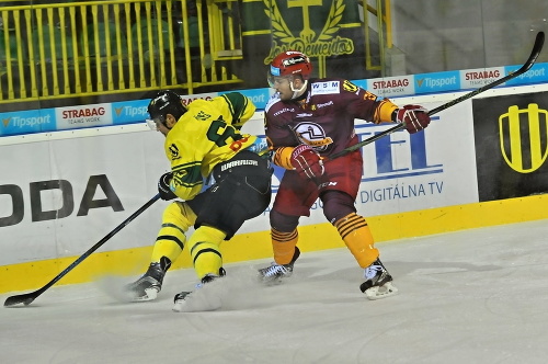 Na snímke vľavo hokejista Žiliny Jozef Švec a vpravo hráč Dukly Trenčín Tomáš Nechala.