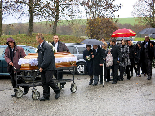 Za rakvou išli rodičia Tibora († 45), ktorý zastrelil manželku a potom obrátil zbraň proti sebe.