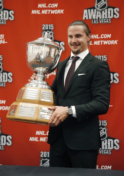 Hokejista Ottawy Senators Erik Karlsson pózuje s trofejou James Norris Memorial Trophy pre najlepšieho obrancu.