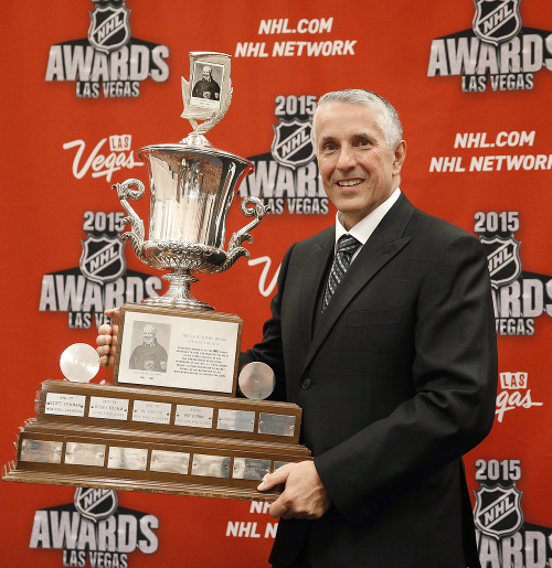 Tréner Calgary Flames Bob Hartley pózuje s cenou Jack Adams Award pre najlepšieho trénera.