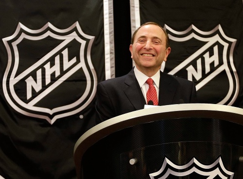 Komisár NHL Gary Bettman má dôvod na úsmev.