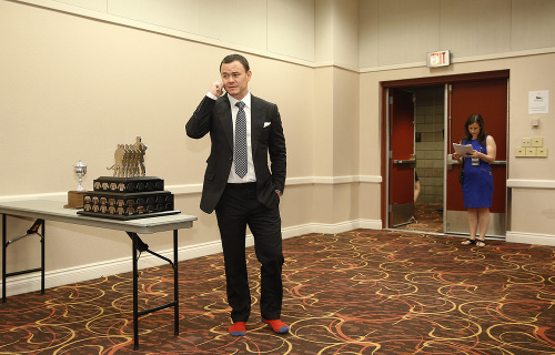 Český hokejista Jiří Hudler z Calgary Flames pózuje s trofejou Lady Byng Memorial Trophy pre hokejového džentlmena.