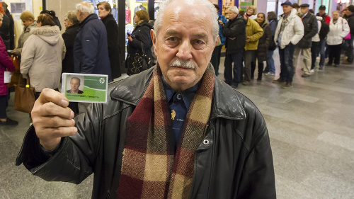 Dôchodca Viktor (73) stál v rade dve hodiny, kým si vybavil SeniorPas.
