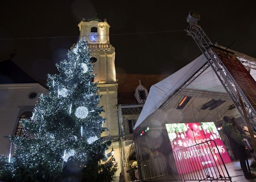 Vianočný strom má výšku zhruba 16 metrov.