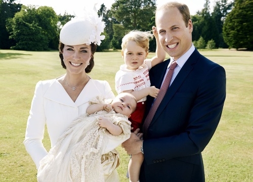 Kate s Williamom so svojimi ratolesťami - Georgeom a Charlotte.