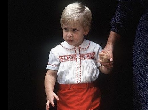 George mal rovnaký outfit ako jeho otec William pred 30 rokmi.