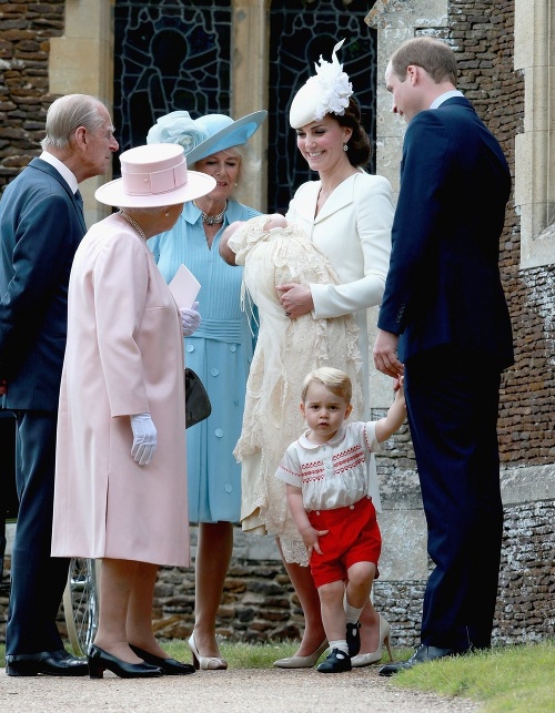 Kráľovná Alžbeta, princ Philip, vojvodkyňa Camilla na krste malej princeznej Charlotte.