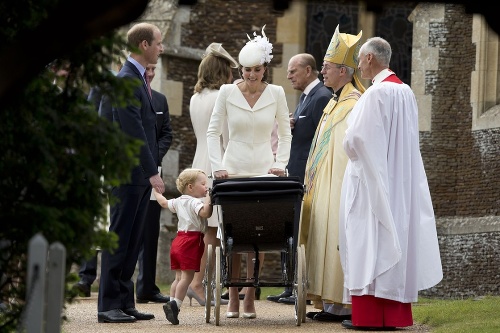 Kráľovská rodina sa zdraví s arcibiskupom z Cantenbury Justinom Welbym.