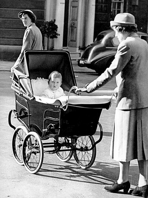 1. Symbol: V kočiariku, v ktorom priviezli Charlotte, kočíkovala kedysi kráľovná Alžbeta Charlesa.