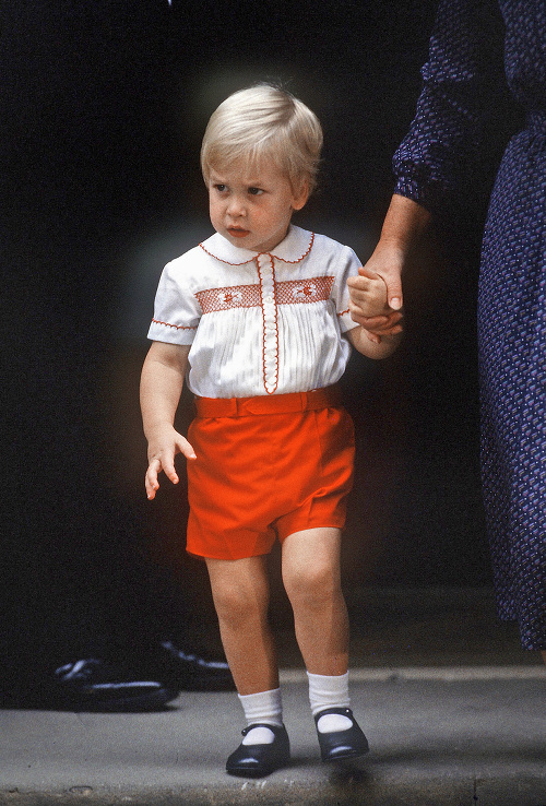 2. Symbol: Rovnaké oblečenie ako princ George mal pred 30 rokmi princ William po narodení Harryho.