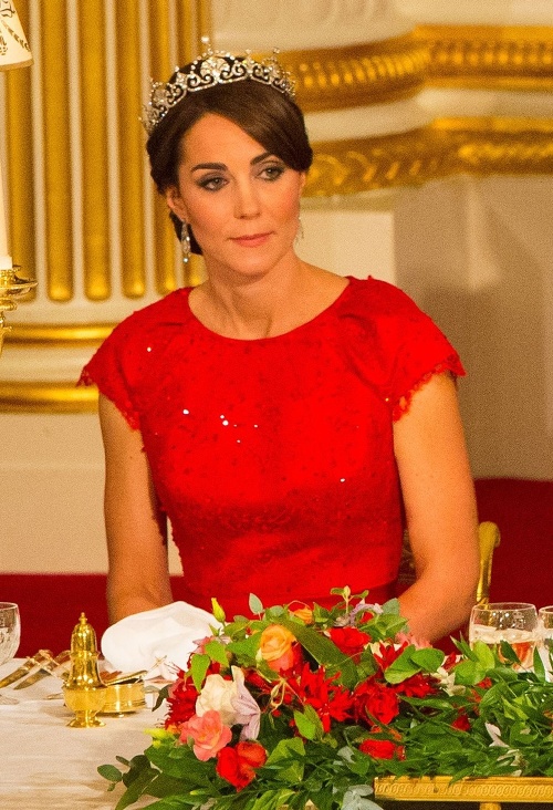 Kate mala vo vlasoch tiaru kráľovnej matky.