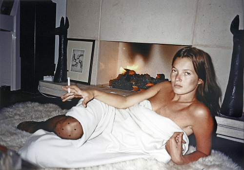 Na zábere od Jurgena Tellera pózuje 26-ročná divoška v izbe s cigaretou v ruke.