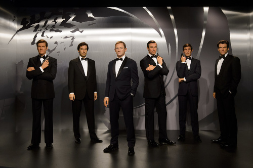 Zľava: Roger Moore, Timothy Dalton, Daniel Craig, Sean Connery, George Lazenby a Pierce Brosnan.
