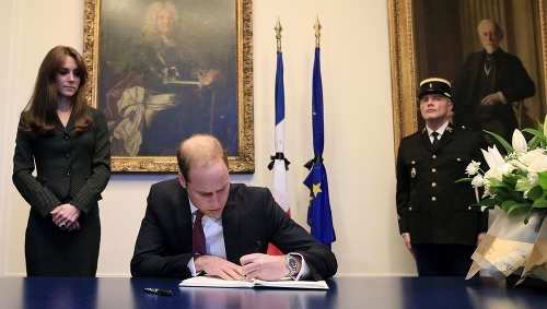 William a Kate podpísali kondolenčnú knihu na francúzskej ambasáde.