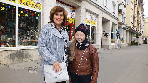 Sofia (11) s babkou Vlastou (65) sa v Žiline už
museli teplo obliecť. Snehu sa nevedia dočkať. 