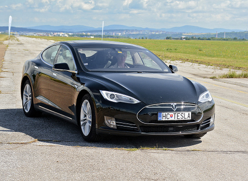 Tesla S už jazdí aj po slovenských cestách.