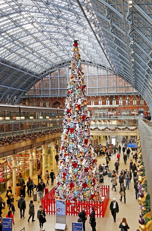 Londýnsku stanicu St. Pancras International od štvrtka zdobí poriadne netradičný vianočný stromček.