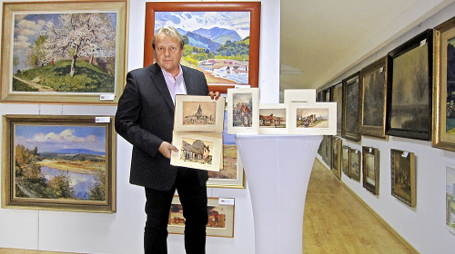 Znalec umenia Jaroslav Krajňák ukazuje súbor tlačí Hitlerových akvarelov, ktoré sú v dražbe.