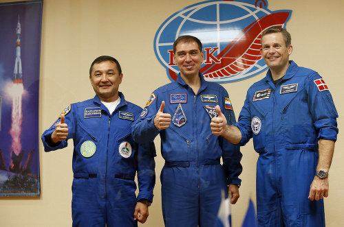 Členovia posádky misie Medzinárodnej vesmírnej stanice (ISS), zľava kazašský kozmonaut Ajdyn Aimbetov, ruský kozmonaut Sergej Volkov a dánsky astronaut Andreas Mogensen deň pred štartom.