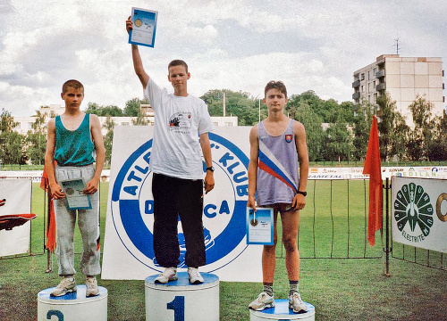 Štrnásťročný Matej Tóth na najvyššom stupni na štadióne v Dubnici ako majster Slovenska v žiackej kategórii.