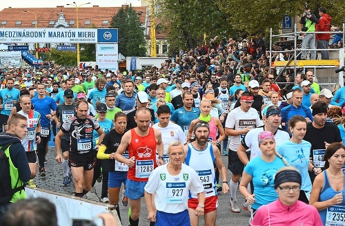 Maratón pobeží takmer 11 tisíc maratóncov.