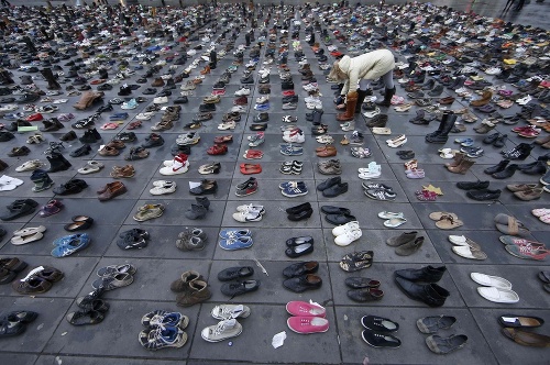 Tisícky párov topánok umiestnili na Námestí Republiky.