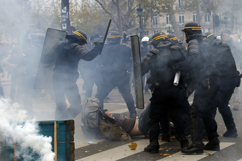 Polícia zatýka aktivistu počas demonštrácie za lepšie životné prostredie v Paríži.