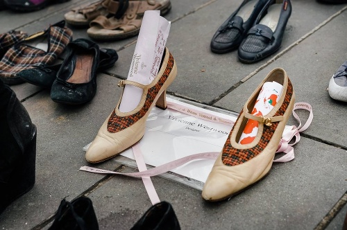 Topánky od Vivienne Westwood.
