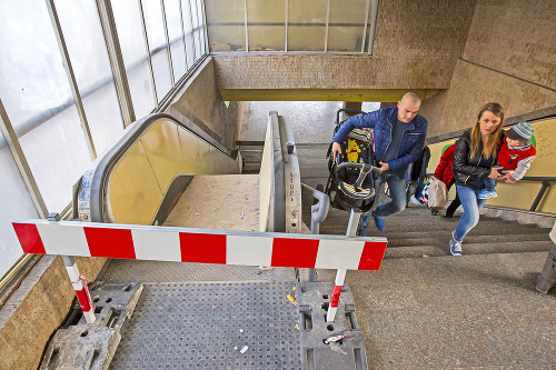 Bezbariérovosť: Vozičkári či rodina s kočíkom sa na stanicu len tak jednoducho nedostanú.