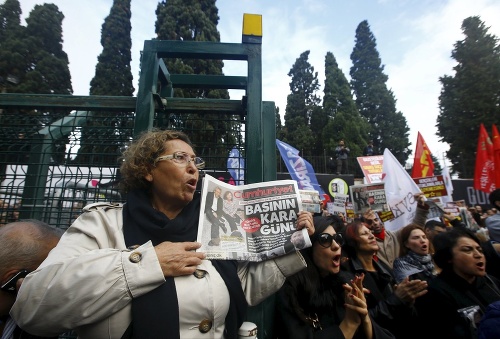 Demonštranti držali noviny s titulkom 