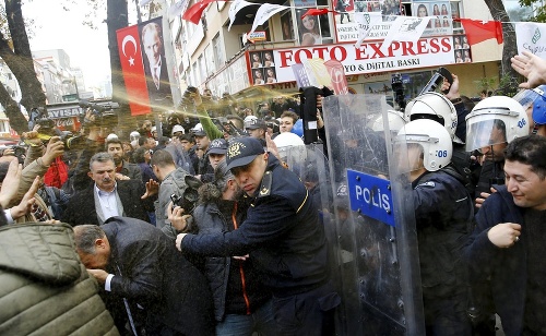 Polícia použila slzotvorný plyn proti demonštrantom v Ankare.