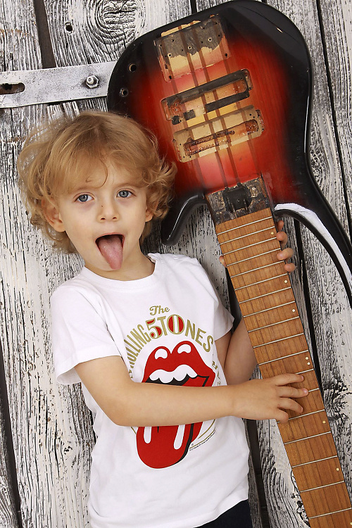 Zo spevákovho syna rastie rocker.