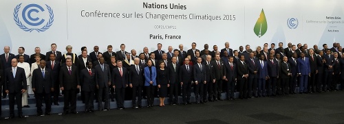 Spoločná fotka účastníkov klimatického summitu v Paríži.