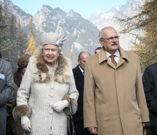 V roku 2008 kráľovná zavítala aj na Slovensko, kde sa stretla 
s bývalým prezidentom Ivanom Gašparovičom (74).