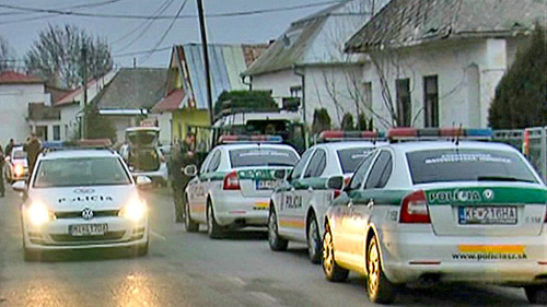 Policajné komando vtrhlo do dediny s niekoľkými autami.