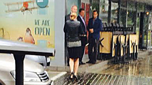 Bratislava, 23.5.2015, 13.12 hod.: Trojica mužov čakala na záhadnú blondínu pred reštauráciou.