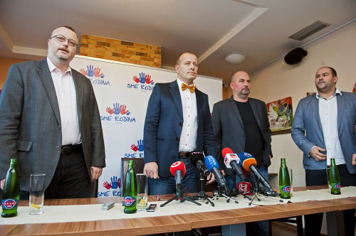 Podnikateľ sa spojil s vydavateľmi internetového denníka M. Krajniakom, R. Pčolinským a priateľom R. Holúblom. 
