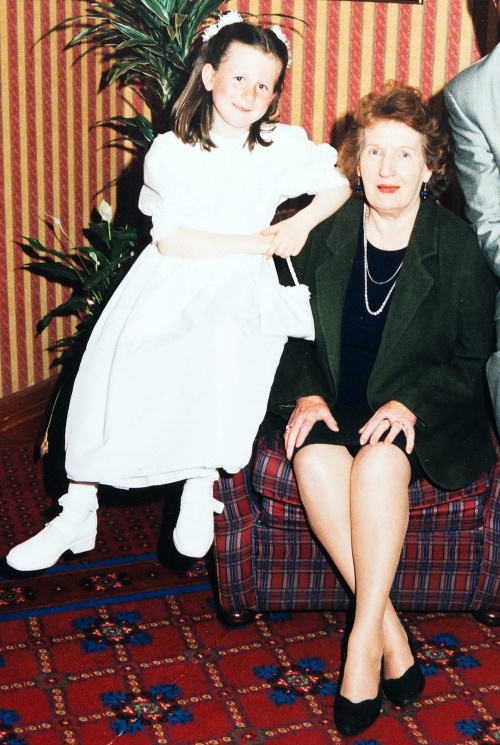 Malá Debbie so svojou babkou Theresou v roku 2000.