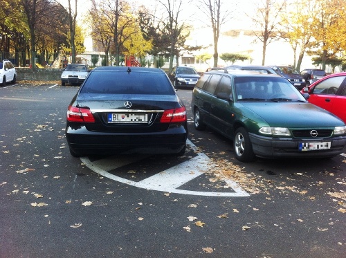 Arogantné parkovanie neznámeho vodiča už rieši polícia.