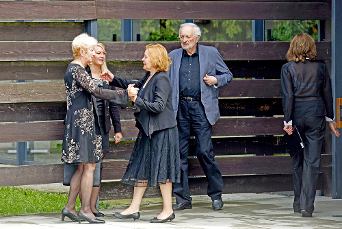 Herca na poslednej rozlúčke so strýkom sprevádzala manželka Magda Vášáryová.