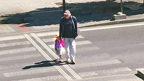 Herec si vyšiel na prechádzku s vnučkou.
